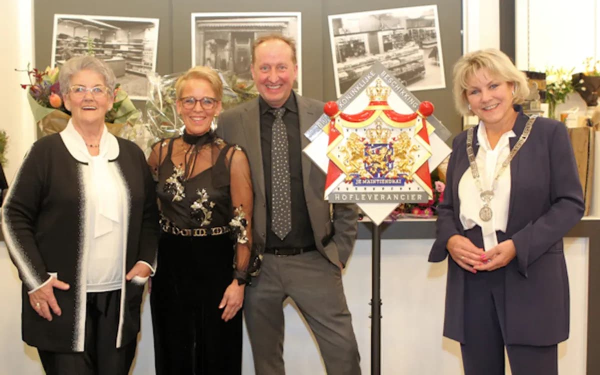 Dick en Henriëtta van Heerde-Vaessen ontvangen samen met moeder Jenny Vaessen het schild